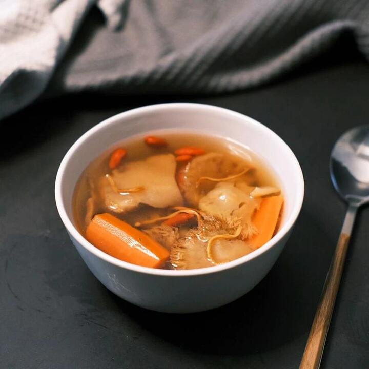 Xinshitang Frozen Hericium Erinaceus, Cordyceps Flower, and Conch Stewed Chicken Soup - 500g