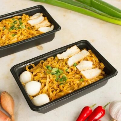 Hawker Haven Singapore Fishball Noodles – Frozen Ready Meal 350g - Street-Food Style Egg Noodles with Fish Balls & Fish Cake